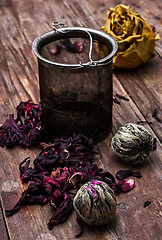 Image showing tea strainer and tea leaves 