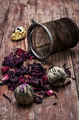 Image showing tea strainer and tea leaves 