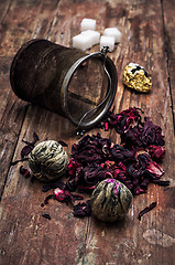 Image showing tea strainer and tea leaves 