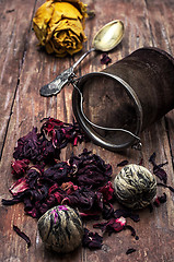 Image showing tea strainer and tea leaves 