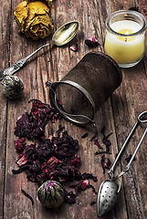 Image showing tea strainer and tea leaves 