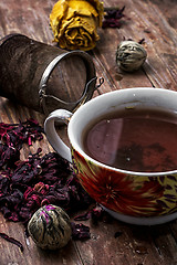 Image showing tea strainer and tea leaves 