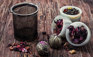 Image showing tea strainer and tea leaves 