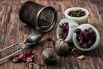 Image showing tea strainer and tea leaves 