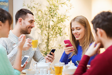 Image showing group of friends with smartphones meeting at cafe