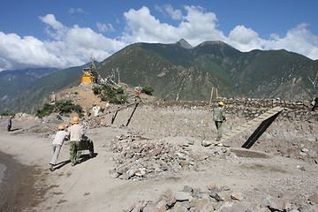 Image showing Chinese workers building a wall in Tibet