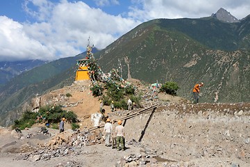 Image showing Chinese workers building a wall in Tibet