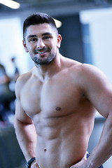 Image showing handsome man exercising at the gym