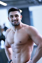 Image showing handsome man exercising at the gym