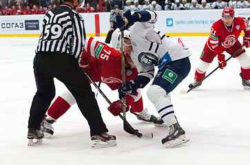 Image showing M. Yakubov (75) vs G. Kinrade (4) on faceoff