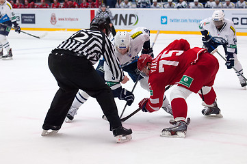 Image showing B. Thomas (9) and M. Yakubov (75) on faceoff