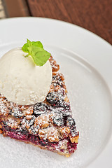 Image showing Crumble pie with black currants 