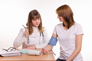 Image showing The doctor conducts discussions with the patient, measured pressure