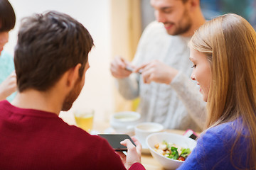 Image showing group of friends with smartphones meeting at cafe