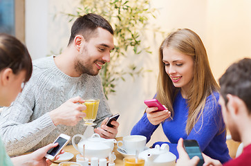 Image showing group of friends with smartphones meeting at cafe