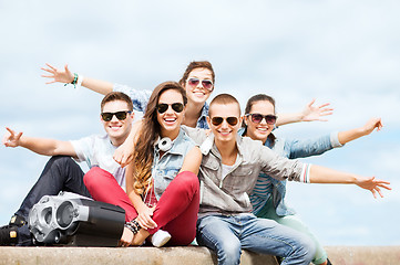 Image showing group of teenagers hanging out