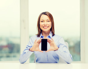 Image showing businesswoman with blank smartphone screen