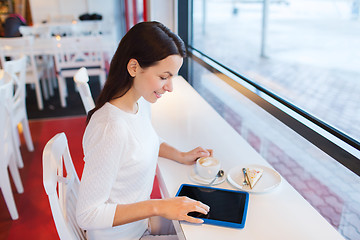 Image showing smiling woman with tablet pc and coffee at cafe