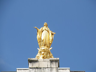 Image showing Maria in gold