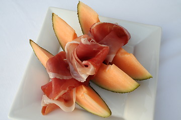 Image showing Cantaloupe melon and Serrano ham