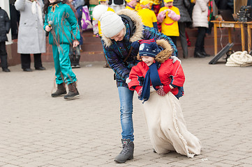 Image showing Mother helps run