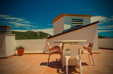 Image showing table and chairs on the roof under the open sky