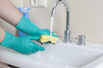 Image showing Sponge under faucet