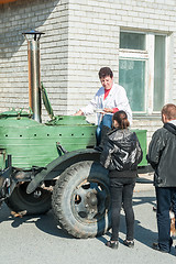 Image showing Guests of festival receive porridge from kitchen