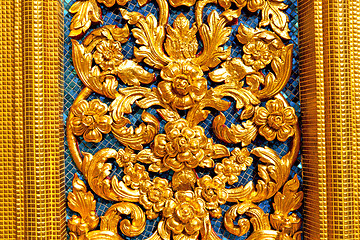 Image showing window   in  gold    flower  of the temple 