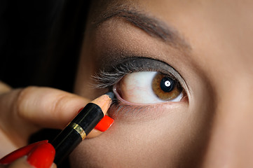 Image showing Applying perfect makeup