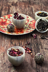 Image showing tea strainer and tea leaves 