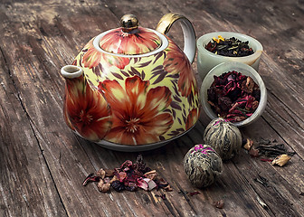 Image showing brewed leaf tea in glass jar