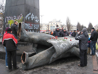 Image showing people near thrown big bronze monument to Lenin