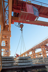 Image showing Slinger accepts plates from crane operator