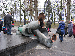 Image showing thrown big monument to Lenin in Chernihiv in 2014