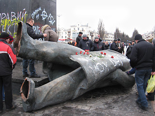 Image showing thrown monument to Lenin in February 22, 2014