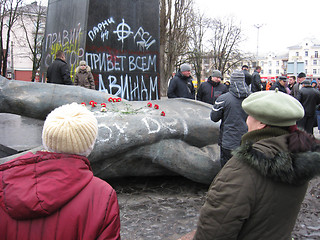 Image showing people near thrown bronze monument to Lenin