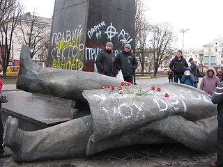 Image showing thrown big bronze monument to Lenin 