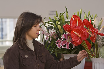 Image showing Woman buying flowers