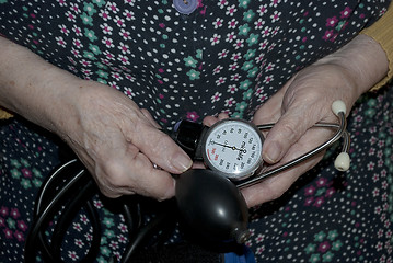 Image showing pressure gauge human