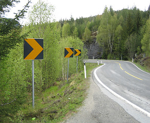 Image showing Right and left turn on Norwegian road