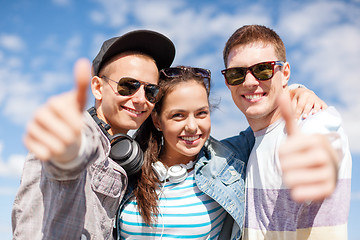 Image showing smiling teenagers showing thumbs up