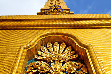 Image showing window   in  gold    temple    bangkok  sky