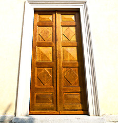 Image showing the ternate rusty brass brown knocker   door curch  closed wood 