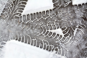 Image showing Tracks tire car in snow