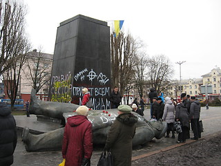 Image showing kastas stort monument till Lenin i februari 22, 2014