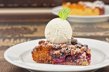 Image showing Crumble pie with black currants 