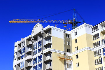 Image showing construction of multistorey modern house with hoisting crane