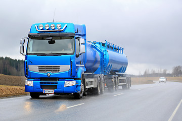 Image showing Blue Renault Premium 460 Tank Truck in Rainy Conditions