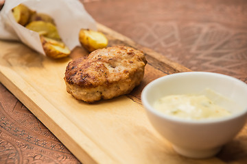 Image showing Succulent cooked beef burger with potato 